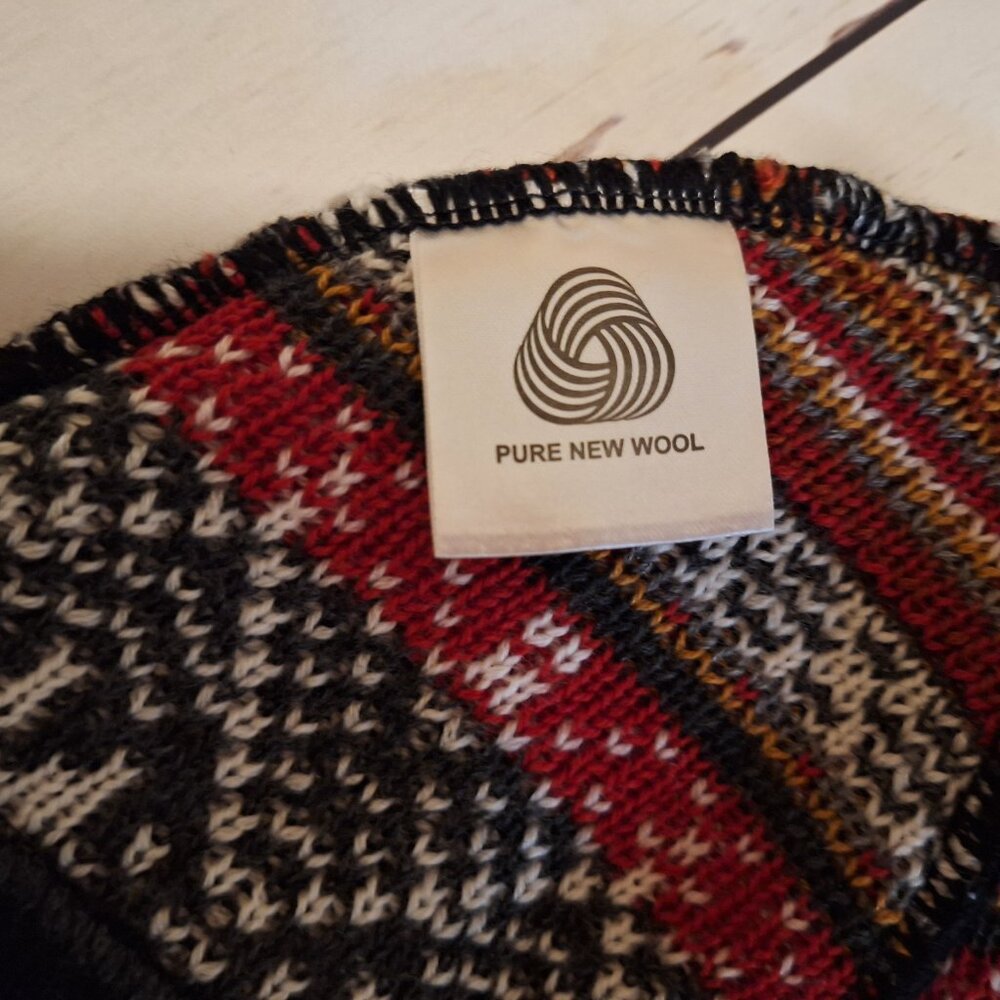 Pure New Wool Winter Hat – Nordic Pattern Knit Beanie - Picture 2 of 3